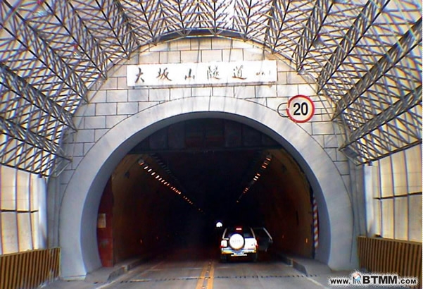 青海省大坂山公路隧道,全长1530米,进口设计标高3792.
