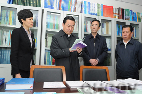 郝鹏在省政府有关部门调研