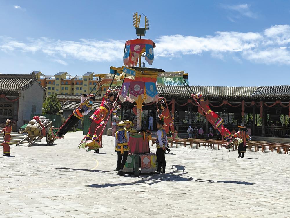 彩虹部落土族园里的轮子秋表演.(景区供图)