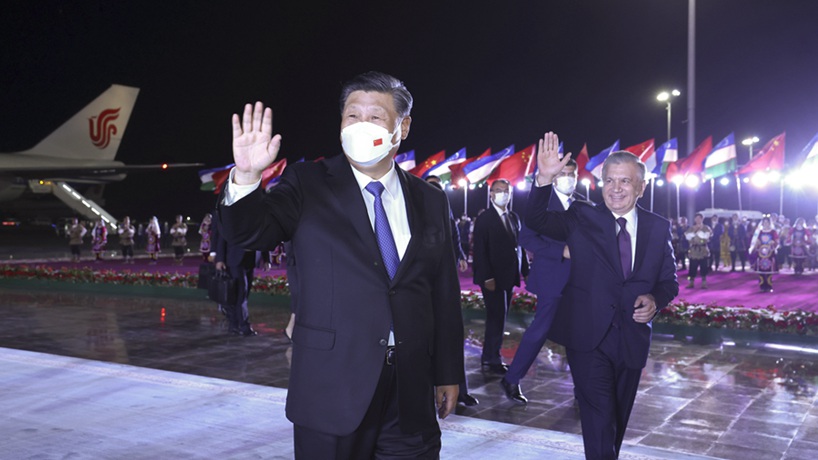 习近平抵达撒马尔罕 开始对乌兹别克斯坦共和国进行国事访问并出席上海合作组织成员国元首理事会第二十二次会议