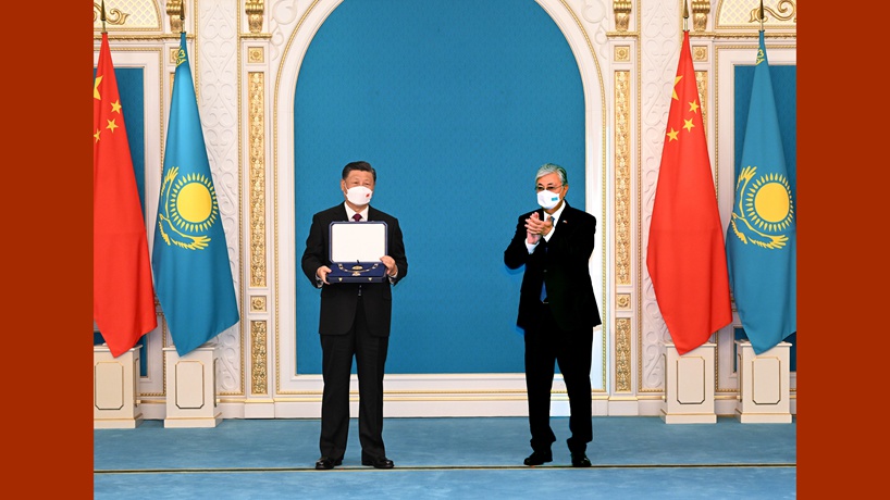 习近平接受哈萨克斯坦总统托卡耶夫授予“金鹰”勋章