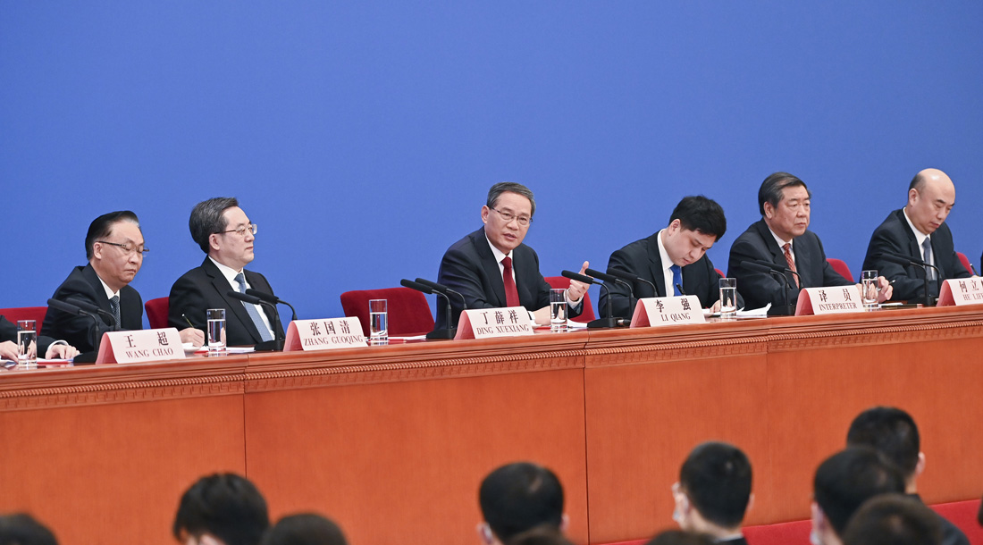 李强总理出席记者会并回答中外记者提问