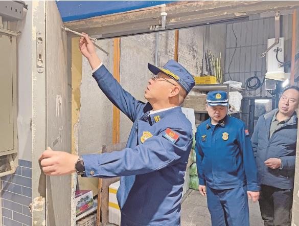 开展防火巡查，压实冬季火灾防控责任。