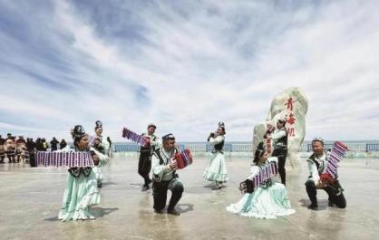 【文化中國行】新青兩地藝術(shù)家青海湖畔聯(lián)袂獻(xiàn)藝