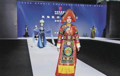 古法盤繡領(lǐng)風(fēng)尚 土族服飾“潮”出圈