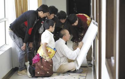 勞模匠心繪唐卡 藝術(shù)薪火永相傳——記黃南州熱貢畫院院長(zhǎng)娘本
