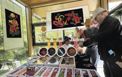【2025青海文化旅游节特刊】把美丽家乡绣进画里