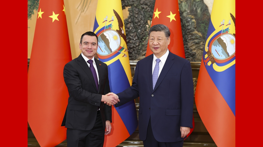 习近平会见厄瓜多尔总统诺沃亚