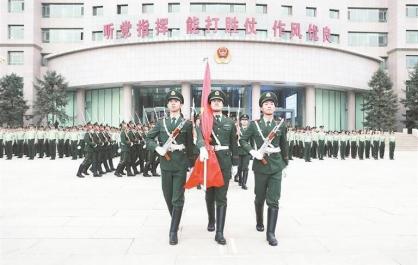 武警青?？傟犈e行“八一”升旗儀式