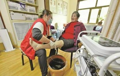 青海西寧市：幸福晚年“點”出來 居家養老有新招