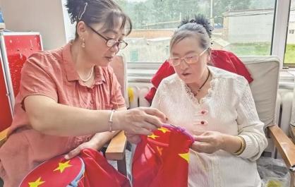 青海绣娘为抗战老兵绣五星红旗