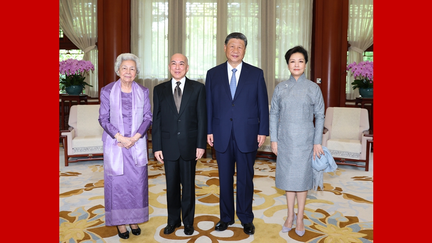 习近平夫妇会见柬埔寨国王西哈莫尼和太后莫尼列