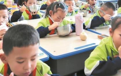 【学习贯彻省委十四届九次全会精神·一线见闻】暖心又暖胃 营养热食进校园——互助县义务教育阶段学生新增营养改善计划热食供餐见闻