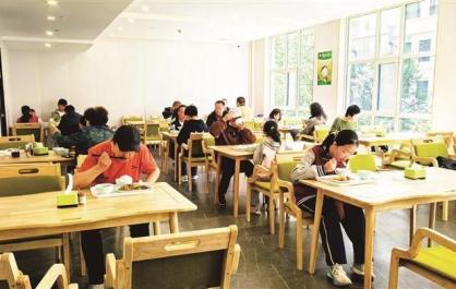 这个社区食堂怎么样？走，看看去！