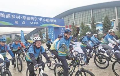 青海西宁市城中区千人骑行开赛 骑手田间赛道竞风采