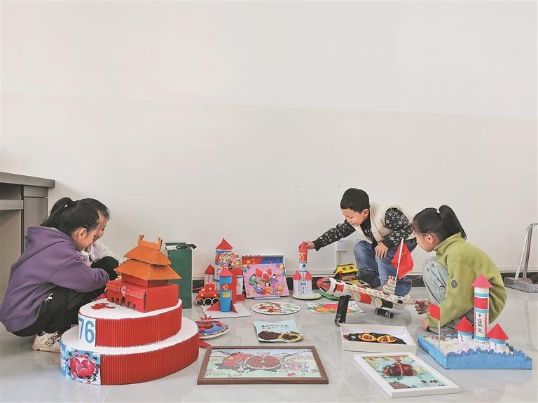 孩子们在一起学习研究其他同学手工制品。本报记者 白力阁 摄