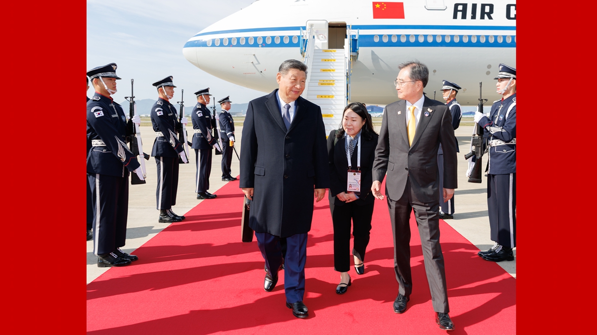 习近平抵达韩国出席亚太经合组织第三十二次领导人非正式会议并对韩国进行国事访问