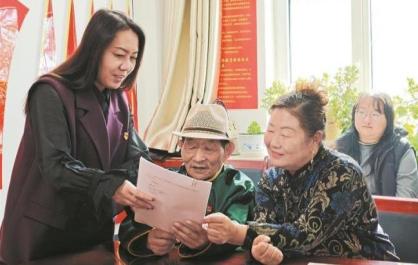 【四中全會精神在基層】暖陽里的“充電課” 民生中的“幸福經(jīng)”