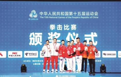 青海省拳击运动员杨权全运会赛场摘铜