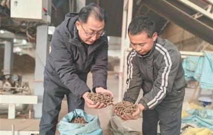 【四中全会精神在基层·记者手记】青海：互助秸秆“变形记”