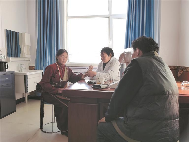 门诊医生在为患者把脉问诊。本报记者 白力阁 摄