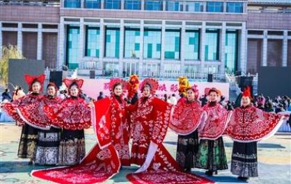 青海西宁：新宁广场上的非遗盛宴受市民热捧