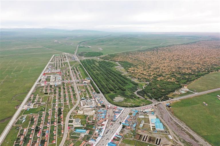 沙退人进的贵南木格滩。本报记者 洪玉杰 摄