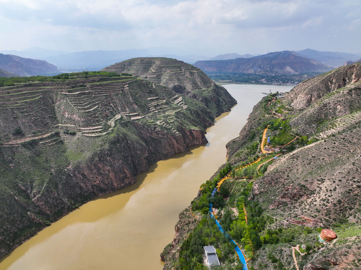 從“送綠水”“送綠電”到“送綠算”——綠色中國(guó)的青海實(shí)踐
