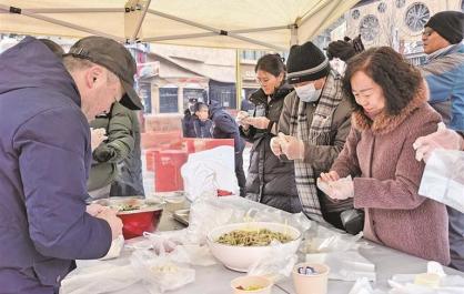 共享暖冬温情 青海西宁城西区千人饺子宴开席