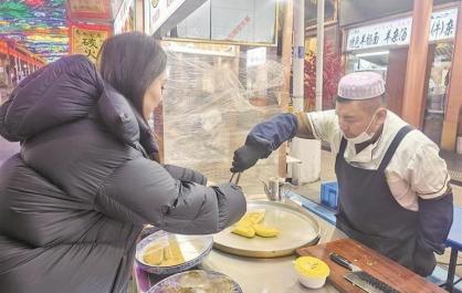 灯光秀+打卡墙+花车秀 百年老街新魅力 西宁莫家街全新亮相