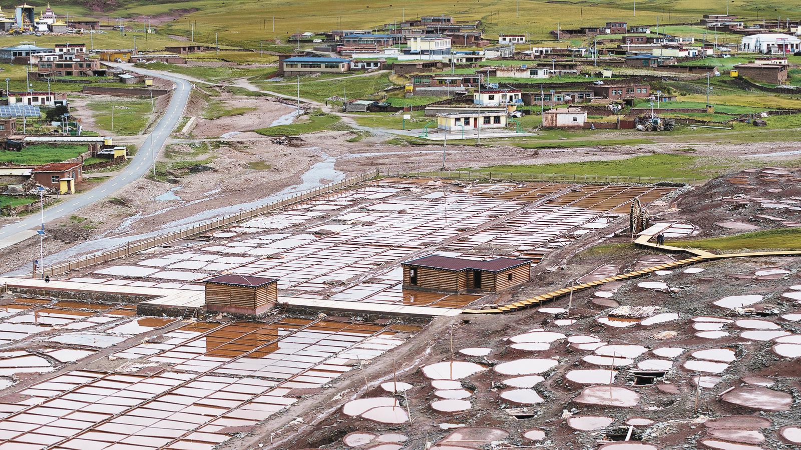 囊谦县白扎盐场。本报记者 殷之皓 摄