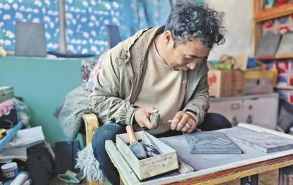 刻刀起落间 雕出幸福景