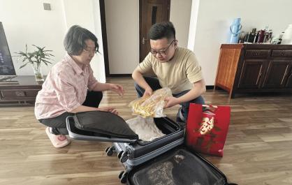 【新春走基层】行囊里的爱