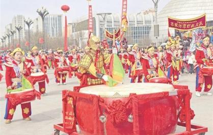 雄獅飛躍梅花樁 機(jī)器人熱舞拜年 西寧城西區(qū)社火精彩紛呈