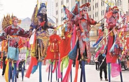 【新春走基層】東區(qū)社火鬧新春 “駿馬”馳騁年味濃