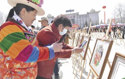 青海海东市：132幅作品展绣娘“绣功”