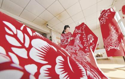 巧手裁开岁月 匠心“剪”出梦想