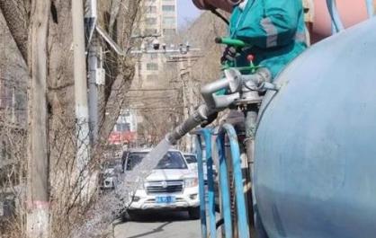 西寧市開(kāi)啟春灌模式，讓街頭苗木喝足“返青水”