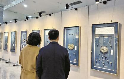 银饰青绣展亮相西宁市文化馆 观众可沉浸式感受河湟婚俗文化