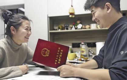 【树立和践行正确政绩观】党员干部下沉一线实干解民忧 3万户群众住上“安心房”喜开颜