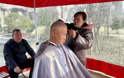 早市“理发店”有点不一样