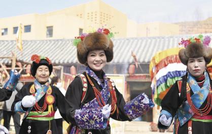 游客共聚慕容古寨迎“龙抬头”