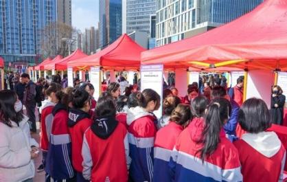 “春风行动”让就业春风扑面而来——西宁市2026年“春风行动”暨就业援助季专场招聘会侧记