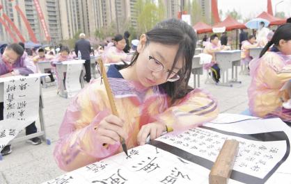 一城花事聚流量 满目人文留人驻——海东市乐都区第九届“梨韵河湟·花漫乐都”文化活动现场见闻