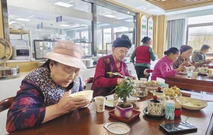 【祖国好 家乡美】一顿饭，一处港湾——黄河路社区的“一老一小”暖心时光