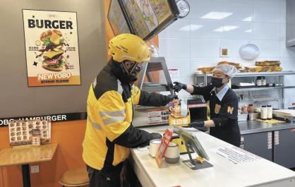 【树立和践行正确政绩观】奔走送餐忙 锐眼查食安