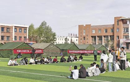 “学生在哪里，我们就在哪里”——大柴旦震区中考首日见闻