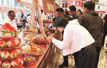 不出西宁尝遍七国风味 青海家宴上新“国际版”