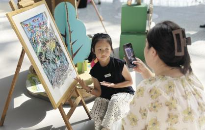 青海西宁青少年主题画展亮相曹家堡机场