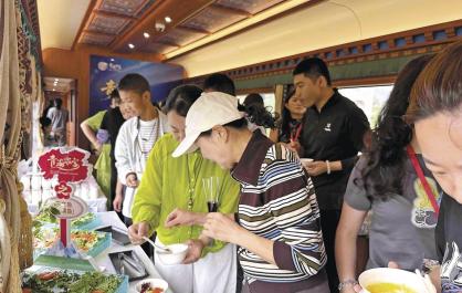 一席青宴 满车好物——“天路格桑花”豪华旅游列车全新启航